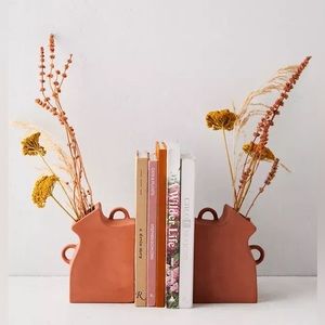 UO Vase Bookend Set